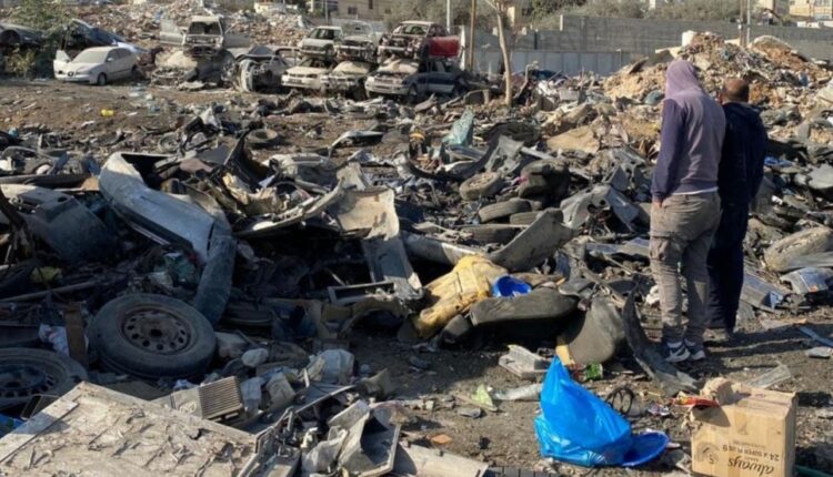 قوات الاحتلال تهدم عدة محلات تجارية في محيط دوار "أبو الشهيد"