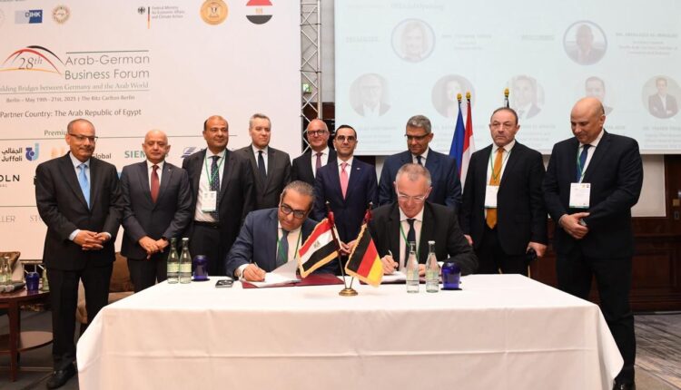 توقيع عقد “مستوى الخدمة” لإدارة وتشغيل وصيانة مرفق المياه والصرف الصحي وفق أعلى المعايير العالمية بالعاصمة الجديدة خالد عباس: “التعاقد مع شركاء دوليين خطوة مهمة نحو تحسين جودة الخدمات وفقًا للمعايير العالمية، ونحو تقديم جودة حياة استثنائية لسكان العاصمة الجديدة.” برلين – 20 مايو 2025 تنفيذاً لبنود الشراكة المُعلنة مسبقًا مع شركة DWI - دويتشه فاسر إنترناشيونال الألمانية، وجماعة المهندسين الاستشاريين، والتي تهدف إلى تأسيس كيان متخصص في إدارة وتشغيل وصيانة مرافق المياه والصرف الصحي بالعاصمة الجديدة، وفق أعلى المعايير العالمية، وقّعت شركة العاصمة الإدارية للتنمية العمرانية اليوم في العاصمة الألمانية برلين، عقد “مستوى الخدمة” مع الشركة الجديدة ، وذلك لإدارة وتشغيل وصيانة مرافق البنية التحتية الرطبة بالعاصمة الإدارية الجديدة. وقّع الاتفاق كل من المهندس خالد عباس، رئيس مجلس الإدارة والعضو المنتدب والسيد كريستوف هاج، الرئيس التنفيذي للشركة الجديدة. وبموجب العقد، تتولى الشركة الجديدة تقديم وتشغيل وصيانة خدمات مياه الشرب، مياه الري، شبكات الصرف الصحي، وتصريف مياه الأمطار، مع الالتزام الكامل بتطبيق أعلى معايير الجودة والسلامة في جميع العمليات التشغيلية، إلى جانب تنفيذ أعمال الصيانة الدورية والطارئة، وتوفير قطع الغيار والفنيين المؤهلين. وفي تعليقه على التوقيع، صرّح المهندس خالد عباس قائلًا “نُعرب عن اعتزازنا بتوقيع هذا العقد مع شركاء دوليين يتمتعون بسجل حافل من الخبرة والكفاءة في إدارة مرافق المياه. هذه الخطوة تعكس التزامنا بتقديم خدمات بنية تحتية متكاملة ومتطورة، تواكب المعايير الدولية، وتوفر جودة حياة استثنائية لقاطني العاصمة الإدارية.” وأضاف خالد عباس “سيشمل نطاق أعمال الشركة الجديدة أيضًا تشغيل وإدارة محطات تحلية المياه، محطات المعالجة، شبكات التوزيع، خطوط النقل، وإعادة تدوير المياه، بما يضمن استدامة الموارد وتحقيق الكفاءة التشغيلية وفقًا لأحدث المعايير الفنية والعلمية.”