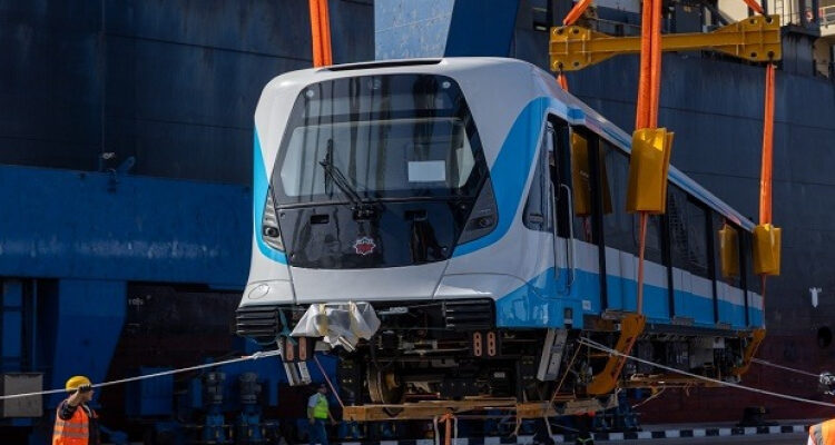 بالصور,, وزير الصناعة والنقل يعلن وصول أول قطار مكيف للخط الأول لمترو الأنفاق إلى ميناء الإسكندرية