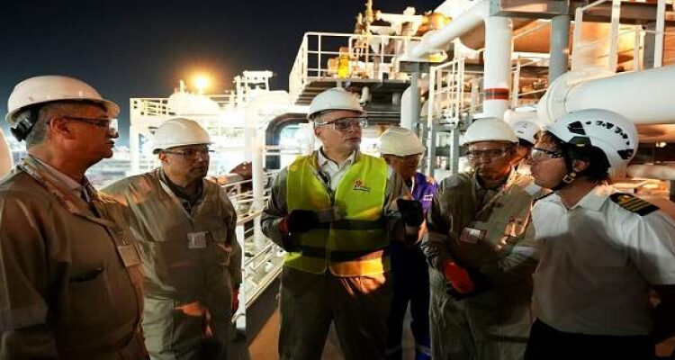 وزير البترول يشهد وصول سفينة جديدة لإعادة تغييز الغاز الطبيعى المسال المستورد بميناء الإسكندرية