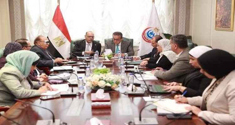 وزيرا الصحة والعمل يبحثان آليات تنظيم مهنة “مساعد الخدمات الصحية”