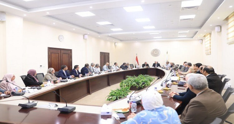 وزير التعليم العالى يعقد اجتماعًا مع أعضاء اللجنة الوزارية لتعيين أعضاء هيئة التدريس والهيئة المعاونة بالمعاهد العليا