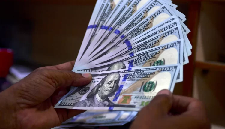 الدولار الأميركي يسجل أسوأ أداء في النصف الأول من العام منذ 1973