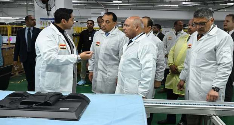 بالصور.. رئيس الوزراء يقوم بجولة فى مشروع تصنيع أجهزة شاشات التليفزيون والهواتف المحمولة بمصنع “صافى جروب” بـ 6 أكتوبر