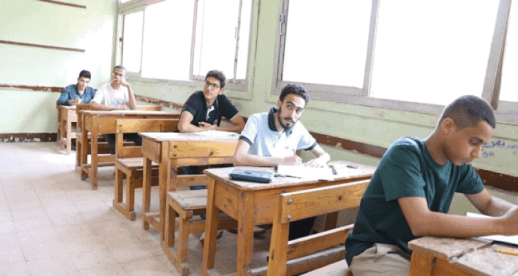 بدء دخول طلاب الثانوية العامة إلى لجان امتحان اللغة العربية وسط إجراءات مشددة