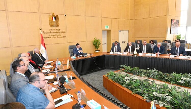 وزير الإسكان يتابع موقف تنفيذ منطقة الأعمال المركزية بالعاصمة الإدارية الجديدة وأبراج وبحيرات "داون تاون" بمدينة العلمين الجديدة
