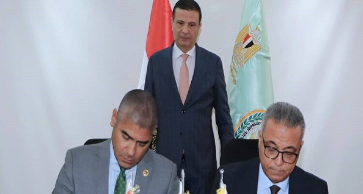 وزير الزراعة يشهد توقيع بروتوكول لتصنيع آلات تطويش الذرة محليا