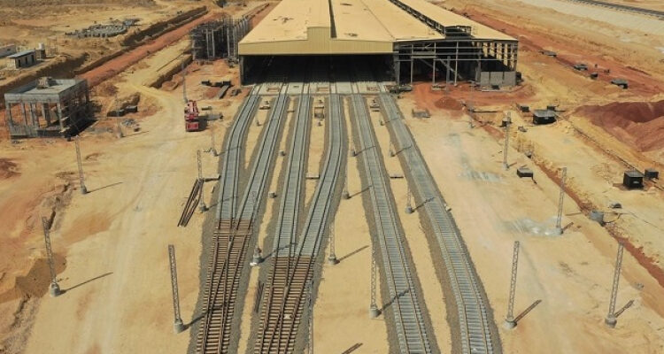 وزير النقل يتفقد مشروع الخط الأول للقطار الكهربائى السريع