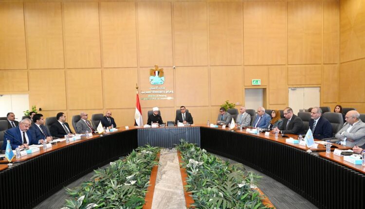 وزيرا الإسكان والأوقاف يناقشان عدداً من الموضوعات المشتركة بين الوزارتين